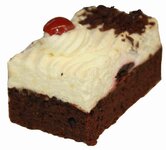 Schwarzwälder Sahneschnitte mit Dekorkirsche drauf